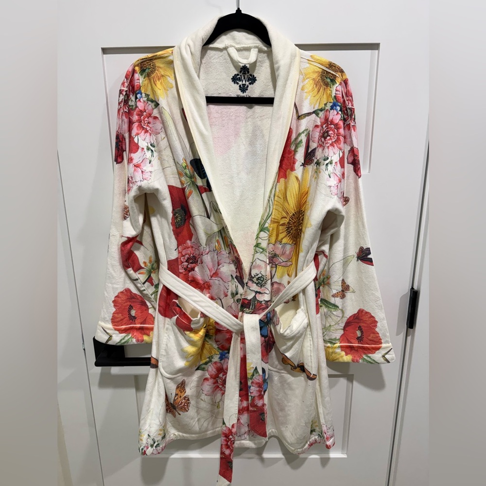 WRAP UP BY VP Bouquet Short Robe NWOT